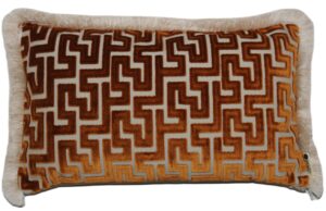 BOHOLOGY Medově hněd&yacute; sametov&yacute; povlak na pol&scaron;t&aacute;ř Labyrinth 30 x 50 cm s tř&aacute;sněmi