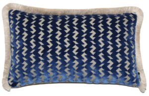 BOHOLOGY Modr&yacute; sametov&yacute; povlak na pol&scaron;t&aacute;ř Stormie 30 x 50 cm s tř&aacute;sněmi