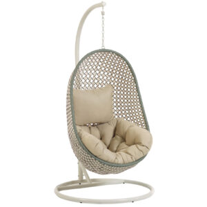 B&eacute;žovo zelen&eacute; z&aacute;věsn&eacute; křeslo z uměl&eacute;ho ratanu se stojanem Kave Home Cira