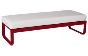 B&iacute;l&aacute; čalouněn&aacute; lavice Fermob Bellevie 148 cm s červenou podnož&iacute;