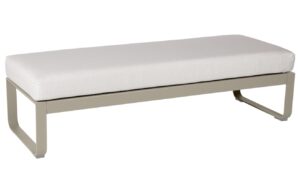 B&iacute;l&aacute; čalouněn&aacute; lavice Fermob Bellevie 148 cm s mu&scaron;k&aacute;tově &scaron;edou podnož&iacute;