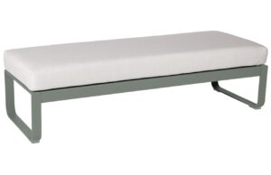 B&iacute;l&aacute; čalouněn&aacute; lavice Fermob Bellevie 148 cm s &scaron;edozelenou podnož&iacute;