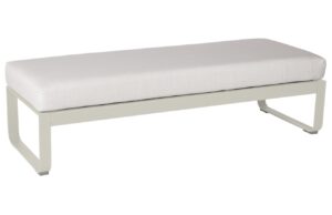 B&iacute;l&aacute; čalouněn&aacute; lavice Fermob Bellevie 148 cm se světle &scaron;edou podnož&iacute;