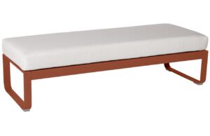 B&iacute;l&aacute; čalouněn&aacute; lavice Fermob Bellevie 148 cm se zemitě červenou podnož&iacute;