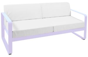 B&iacute;l&aacute; čalouněn&aacute; zahradn&iacute; pohovka Fermob Bellevie 160 cm s fialovou podnož&iacute;