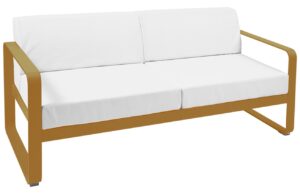 B&iacute;l&aacute; čalouněn&aacute; zahradn&iacute; pohovka Fermob Bellevie 160 cm s hnědou podnož&iacute;