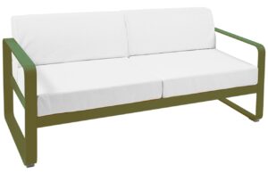 B&iacute;l&aacute; čalouněn&aacute; zahradn&iacute; pohovka Fermob Bellevie 160 cm se zelenou podnož&iacute; - odst&iacute;n pesto