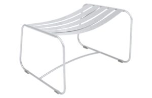 B&iacute;l&aacute; kovov&aacute; podnožka Fermob Surprising