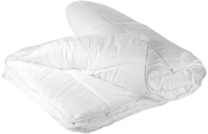 B&iacute;l&aacute; přikr&yacute;vka z mikrovl&aacute;kna Kave Home Mistral 150 x 220 cm