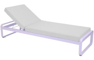 B&iacute;l&eacute; čalouněn&eacute; zahradn&iacute; leh&aacute;tko Fermob Bellevie s fialovou podnož&iacute;