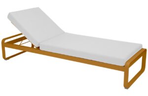 B&iacute;l&eacute; čalouněn&eacute; zahradn&iacute; leh&aacute;tko Fermob Bellevie s hnědou podnož&iacute;