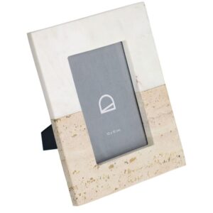 B&iacute;lo b&eacute;žov&yacute; mramorov&yacute; fotor&aacute;meček Kave Home Uria 23 x 18 cm