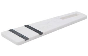 B&iacute;lo-čern&eacute; mramorov&eacute; serv&iacute;rovac&iacute; prk&eacute;nko Kave Home Nira 40 x 12 cm