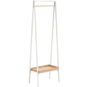 B&iacute;l&yacute; kovov&yacute; stojac&iacute; vě&scaron;&aacute;k Kave Home Benny 160 cm s dubovou poličkou