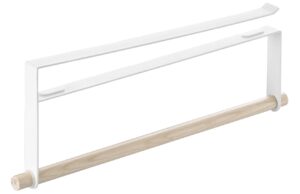 B&iacute;l&yacute; kovov&yacute; z&aacute;věsn&yacute; drž&aacute;k na roli kuchyňsk&yacute;ch utěrek Yamazaki Tosca 30 cm