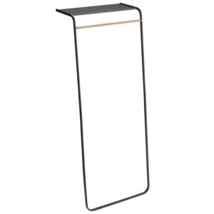 Čern&yacute; kovov&yacute; stojac&iacute; vě&scaron;&aacute;k s polic&iacute; Yamazaki Tower II. 160 cm