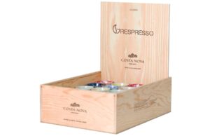 Dřevěn&yacute; box s 40 barevn&yacute;mi &scaron;&aacute;lky na espresso COSTA NOVA GRESPRESSO 0