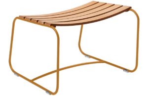 Hněd&aacute; dřevěn&aacute; podnožka Fermob Surprising