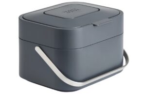 Joseph Joseph Tmavě &scaron;ed&aacute; plastov&aacute; n&aacute;doba na bioodpad Stack 4 l s uhl&iacute;kov&yacute;m filtrem