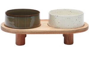 Kave Home B&iacute;lo hněd&yacute; set dvou keramick&yacute;ch misek pro psy Dumbi se stojanem