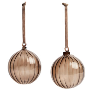 Kave Home Set dvou hněd&yacute;ch skleněn&yacute;ch v&aacute;nočn&iacute;ch ozdob Oranel 10 cm