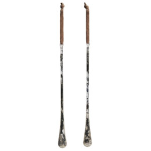 Kave Home Set dvou stř&iacute;brn&yacute;ch skleněn&yacute;ch v&aacute;nočn&iacute;ch ozdob Alsenia 20 cm