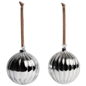 Kave Home Set dvou stř&iacute;brn&yacute;ch skleněn&yacute;ch v&aacute;nočn&iacute;ch ozdob Oranel 10 cm