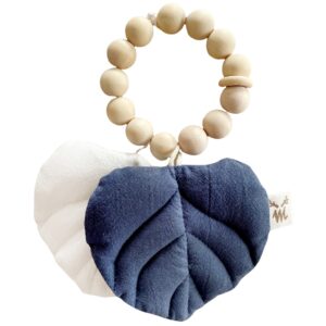 Malomi Kids Tmavě modr&eacute; dřevěn&eacute; kous&aacute;tko Leaves