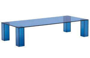 Modr&yacute; skleněn&yacute; konferenčn&iacute; stolek Kave Home Adularia 140 x 60 cm