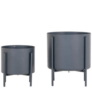 Nordic Living Set dvou tmavě &scaron;ed&yacute;ch kovov&yacute;ch květin&aacute;čů Belinda 19/25 cm