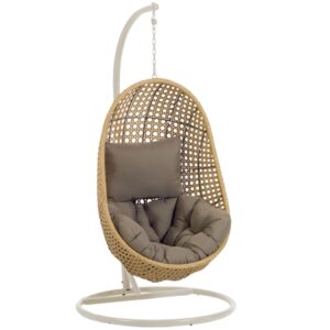 Př&iacute;rodn&iacute; zahradn&iacute; z&aacute;věsn&eacute; křeslo z uměl&eacute;ho ratanu Kave Home Cira s &scaron;edou konstrukc&iacute;