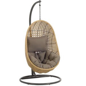 Př&iacute;rodn&iacute; zahradn&iacute; z&aacute;věsn&eacute; křeslo z uměl&eacute;ho ratanu Kave Home Cira s tmavě &scaron;edou konstrukc&iacute;