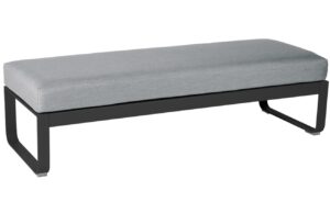 &Scaron;ed&aacute; čalouněn&aacute; lavice Fermob Bellevie 148 cm s antracitovou podnož&iacute;
