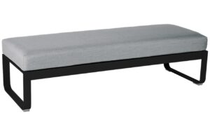 &Scaron;ed&aacute; čalouněn&aacute; lavice Fermob Bellevie 148 cm s černou podnož&iacute;