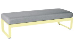&Scaron;ed&aacute; čalouněn&aacute; lavice Fermob Bellevie 148 cm s citronově žlutou podnož&iacute;