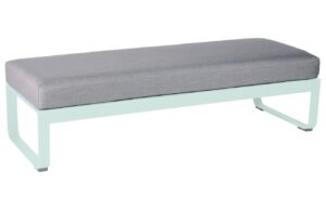 &Scaron;ed&aacute; čalouněn&aacute; lavice Fermob Bellevie 148 cm s m&aacute;tově zelenou podnož&iacute;