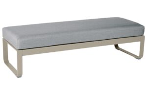 &Scaron;ed&aacute; čalouněn&aacute; lavice Fermob Bellevie 148 cm s mu&scaron;k&aacute;tově &scaron;edou podnož&iacute;