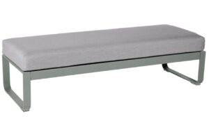 &Scaron;ed&aacute; čalouněn&aacute; lavice Fermob Bellevie 148 cm s popelavě &scaron;edou podnož&iacute;