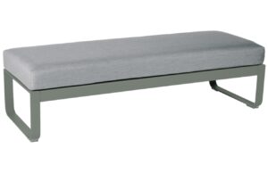 &Scaron;ed&aacute; čalouněn&aacute; lavice Fermob Bellevie 148 cm s &scaron;edozelenou podnož&iacute;