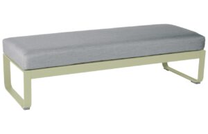 &Scaron;ed&aacute; čalouněn&aacute; lavice Fermob Bellevie 148 cm se světle zelenou podnož&iacute;