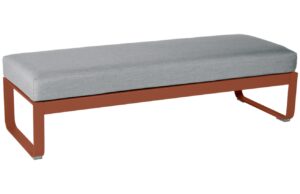 &Scaron;ed&aacute; čalouněn&aacute; lavice Fermob Bellevie 148 cm se zemitě červenou podnož&iacute;