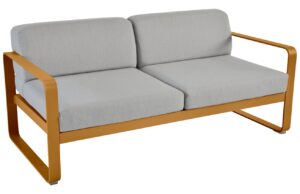 &Scaron;ed&aacute; čalouněn&aacute; zahradn&iacute; pohovka Fermob Bellevie 160 cm s hnědou podnož&iacute;