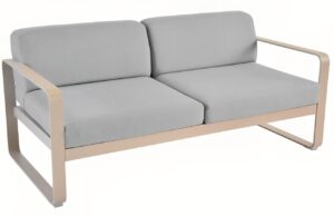 &Scaron;ed&aacute; čalouněn&aacute; zahradn&iacute; pohovka Fermob Bellevie 160 cm s mu&scaron;k&aacute;tovou podnož&iacute;