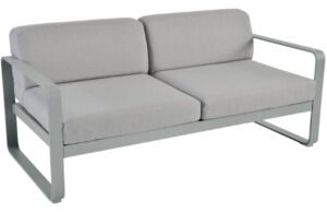 &Scaron;ed&aacute; čalouněn&aacute; zahradn&iacute; pohovka Fermob Bellevie 160 cm s popelavě &scaron;edou podnož&iacute;