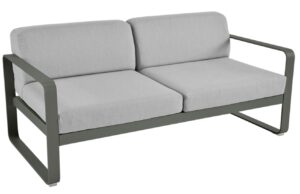 &Scaron;ed&aacute; čalouněn&aacute; zahradn&iacute; pohovka Fermob Bellevie 160 cm s &scaron;edozelenou podnož&iacute;