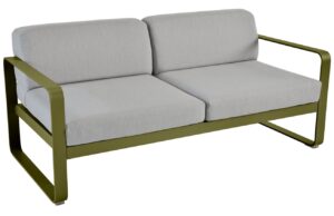 &Scaron;ed&aacute; čalouněn&aacute; zahradn&iacute; pohovka Fermob Bellevie 160 cm se zelenou podnož&iacute; - odst&iacute;n pesto
