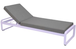 &Scaron;ed&eacute; čalouněn&eacute; zahradn&iacute; leh&aacute;tko Fermob Bellevie s fialovou podnož&iacute;