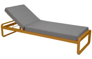 &Scaron;ed&eacute; čalouněn&eacute; zahradn&iacute; leh&aacute;tko Fermob Bellevie s hnědou podnož&iacute;