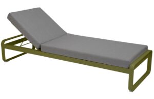 &Scaron;ed&eacute; čalouněn&eacute; zahradn&iacute; leh&aacute;tko Fermob Bellevie se zelenou podnož&iacute; - odst&iacute;n pesto