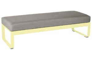 &Scaron;edohněd&aacute; čalouněn&aacute; lavice Fermob Bellevie 148 cm s citronově žlutou podnož&iacute;